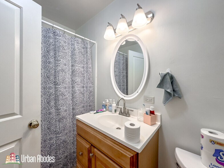 Building Photo - 6711 N Sheridan Rd