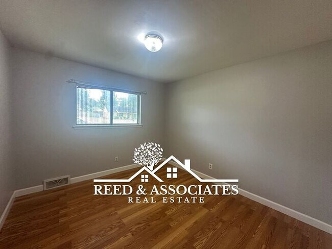 Building Photo - Spacious 3-Bedrooms in White Station Schoo...