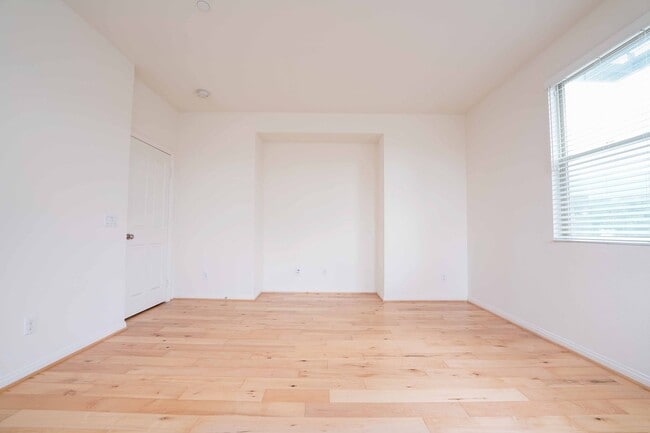 Building Photo - 4 Bedroom & 2 Bathroom