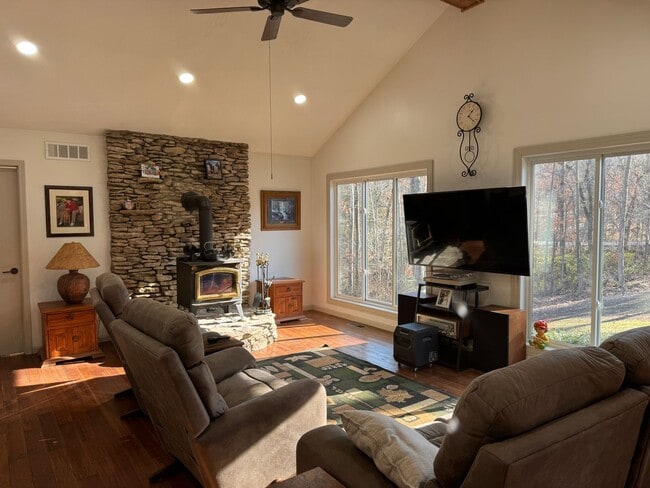 Building Photo - Secluded 3/2/2 Home West of Columbia!