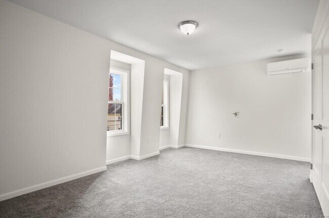 Building Photo - West Washington Townhomes