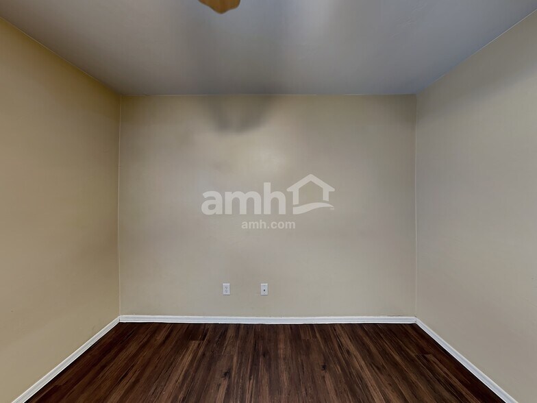 Building Photo - 641 W Flaming Arrow Dr