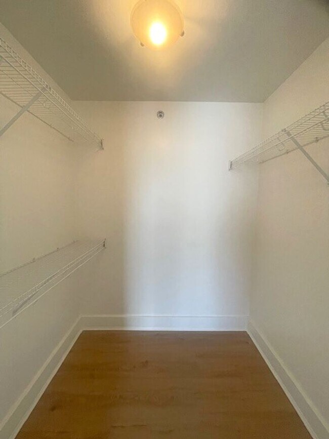 Building Photo - Upgraded 2 Bedroom / 1 Bath at the Iolani Regent