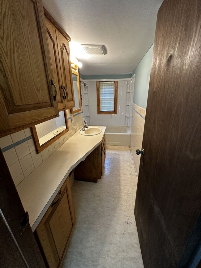 Building Photo - 4 Bed, 1 Bath - 2 Stall Garage - Single Fa...
