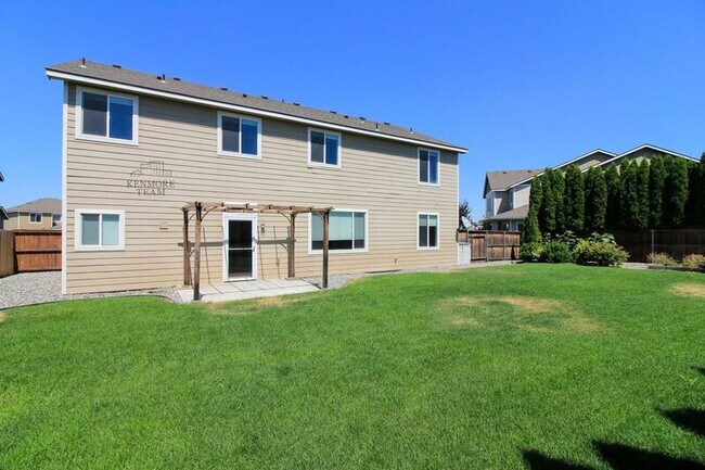Building Photo - 727 Pinnacle Dr