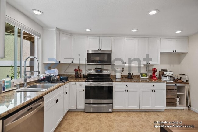 Building Photo - 652 St Ives Ct