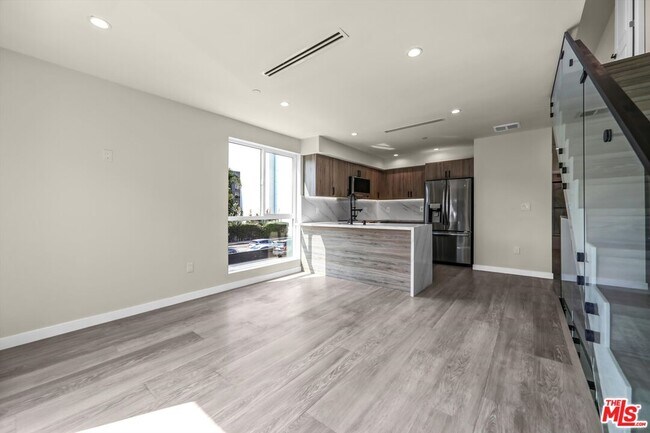 Building Photo - 1305 N Sycamore Ave