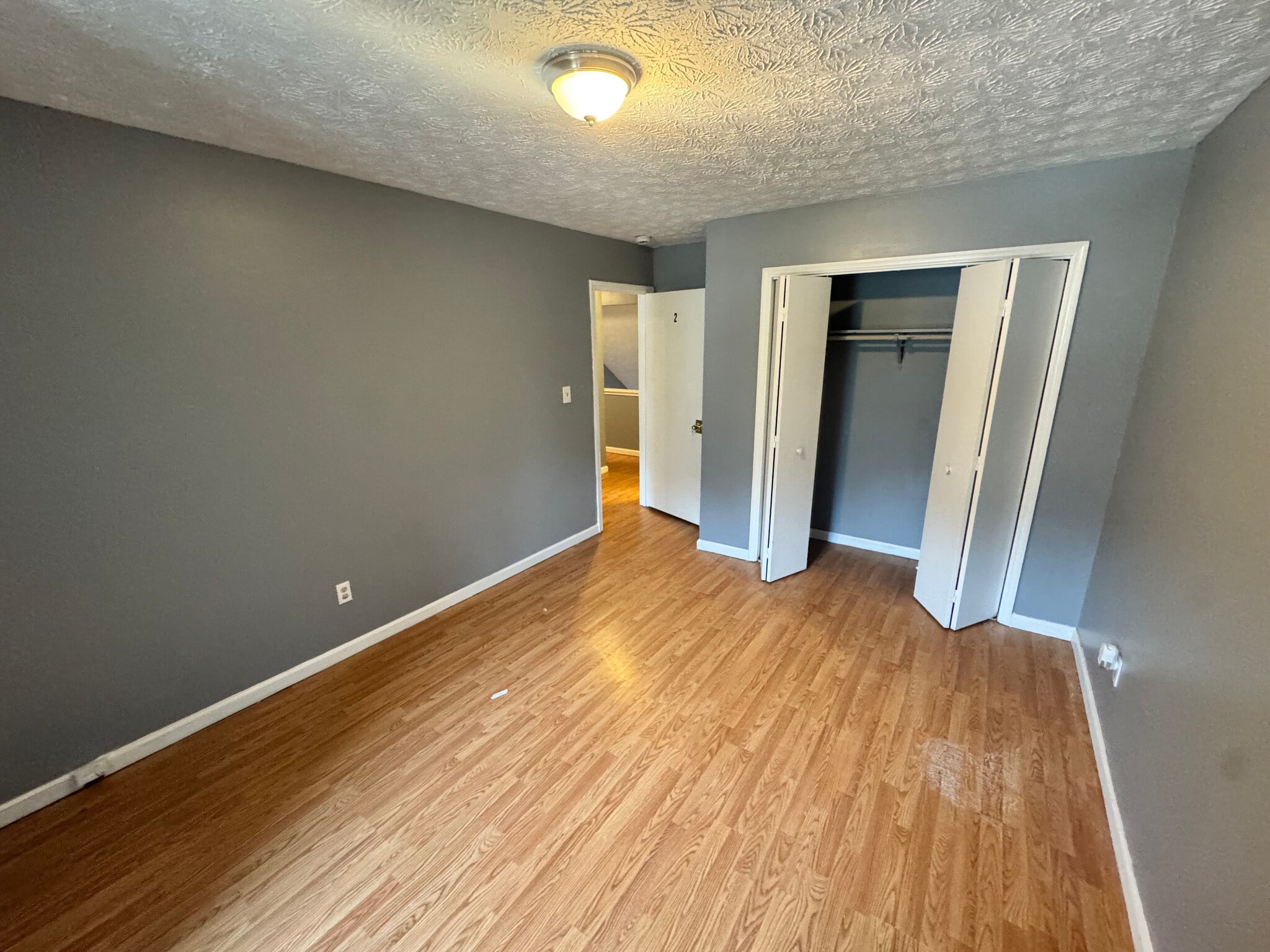 Building Photo - Room in Apartment on River Park Dr