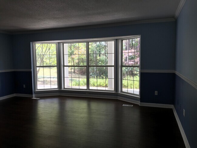 Building Photo - Amazing 4 Bedroom, 3 Bath Home With 2 Kitc...