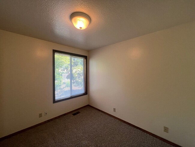 Building Photo - $500.00 Off Move in Costs!