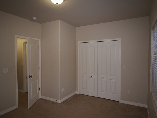 Building Photo - 5 Bedroom Home with AC in Cordera!