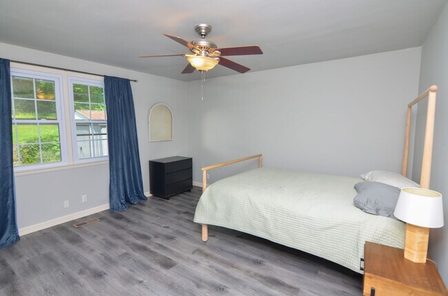 Building Photo - 815 Neartop Dr