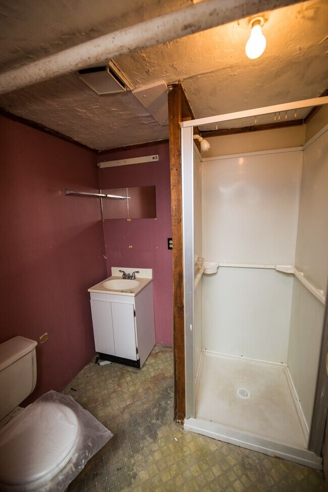 Building Photo - Charles Village 2bd/2ba Rowhome with Parking Spots, W/D and more! Available 7/20