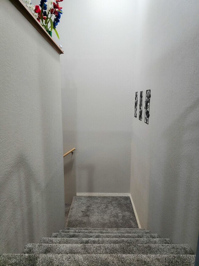 Building Photo - Droz Dr. 444- KN