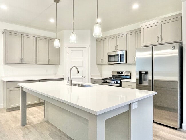 Building Photo - Beautiful Modern Townhome in American Fork!