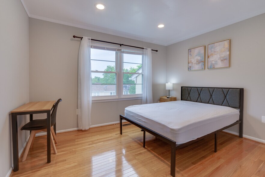 Room 2 - 13809 Newport Ln