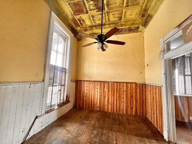 Building Photo - 518 Davis Ave