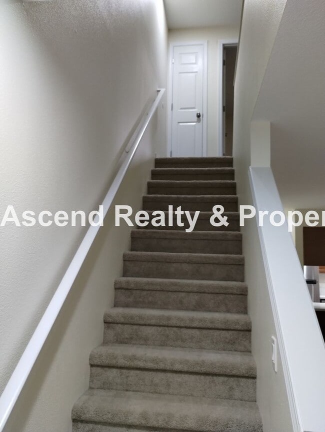 Building Photo - Price Reduced! Beautifully Updated 2 Level...