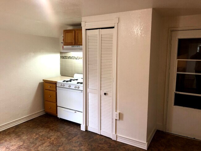 Building Photo - 1611 Grand St NE