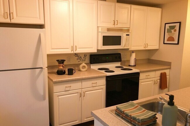 Building Photo - Magnolia Seattle 1-Bedroom Apartment for Rent | Off-Street Parking, Pet Friendly & On-Site Laundr...