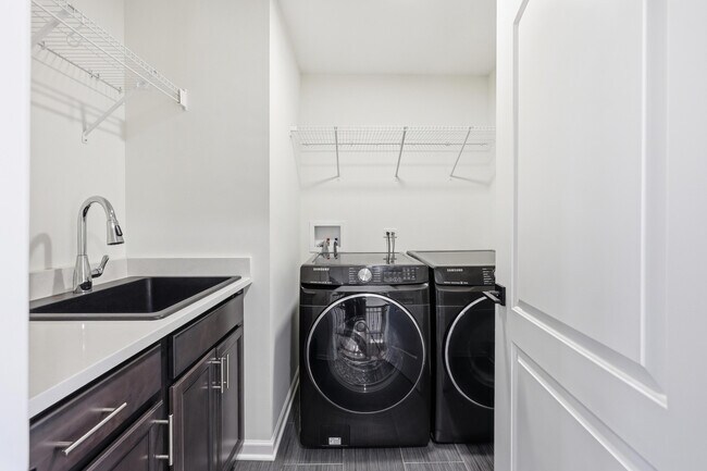 Building Photo - 4530 E Fairfax Ave