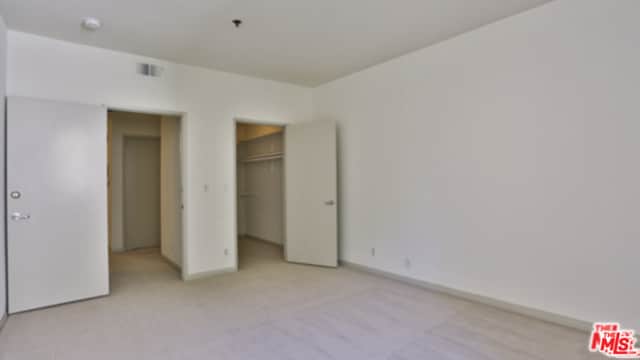 Building Photo - 2222 Beachwood Dr