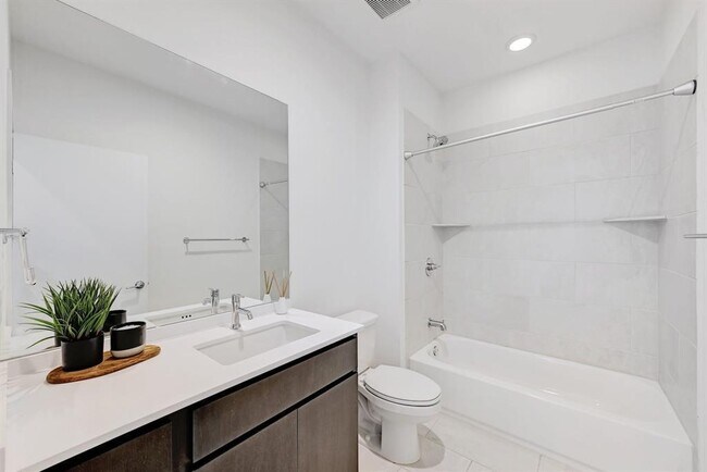 Building Photo - 705 N Bluff Dr