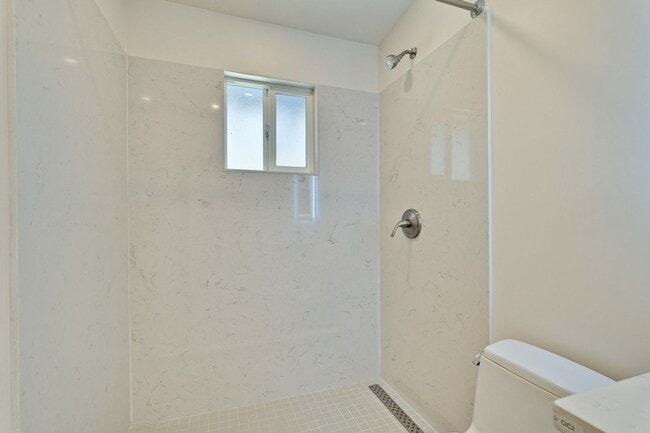 Building Photo - Charming updated 3 bedroom, 1 bathroom hom...