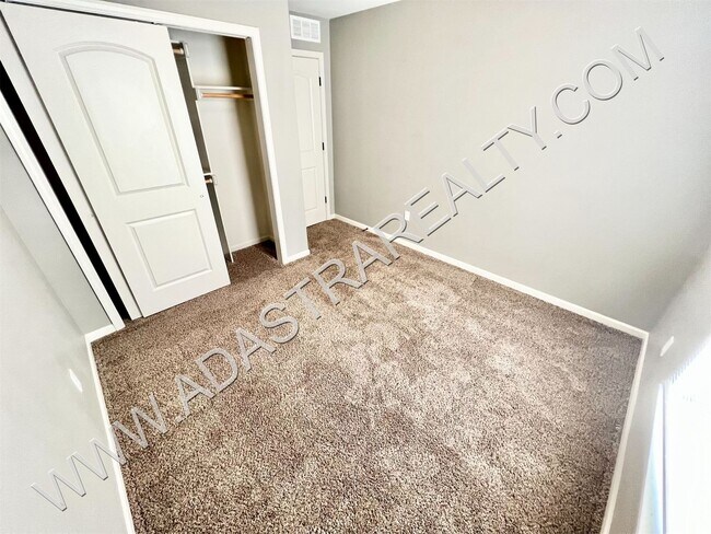 Building Photo - Beautiful Olathe Townhome-Available NOW!!!