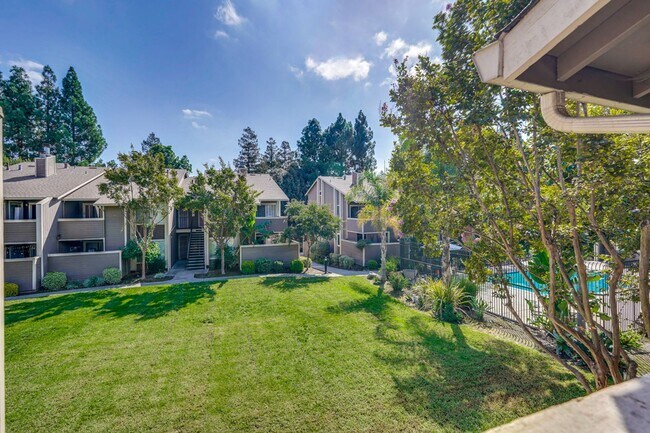 Building Photo - 2 bed 2 bath condo
