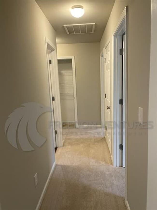 Building Photo - Modern 3-Bedroom Home with Spacious Backya...