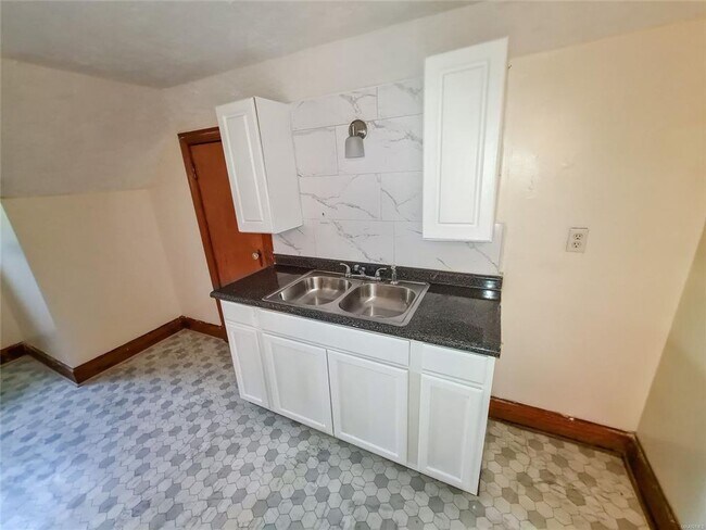 Building Photo - 2305 Yancey Ave