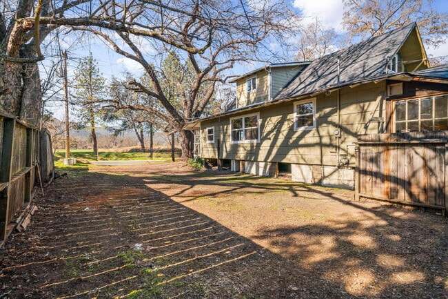 Building Photo - Charming Rustic 3-Bedroom + bonus rooms in Ashland, OR