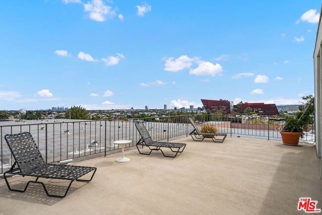 Building Photo - 960 Larrabee St