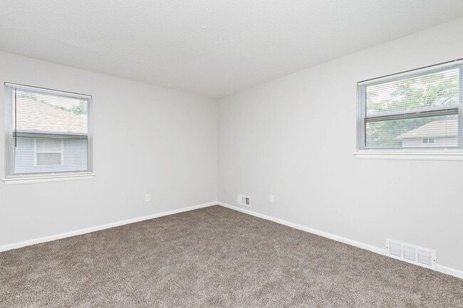 Building Photo - Remodeled & Updated 2 Bedroom Duplex Unit!