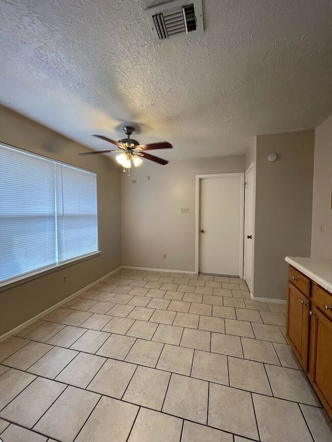 Building Photo - 2126 Collingsfield Dr