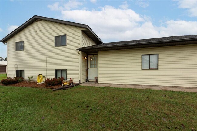 Building Photo - 2911 Edgewood Dr