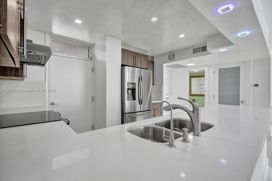Building Photo - 6450 Collins Ave