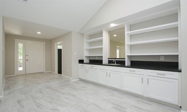 Building Photo - 833 Lakeview Dr