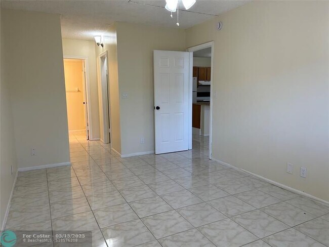 Building Photo - 2401 Riverside Dr