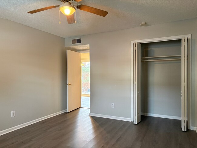 Building Photo - 1 Bedroom, 1 Bathroom Condo in High Point!