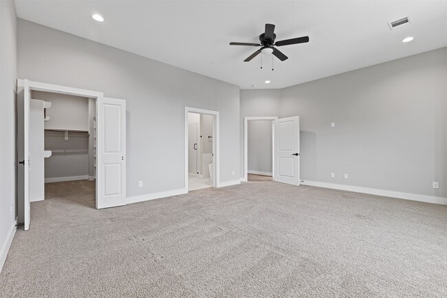 Building Photo - 806 E 39th St