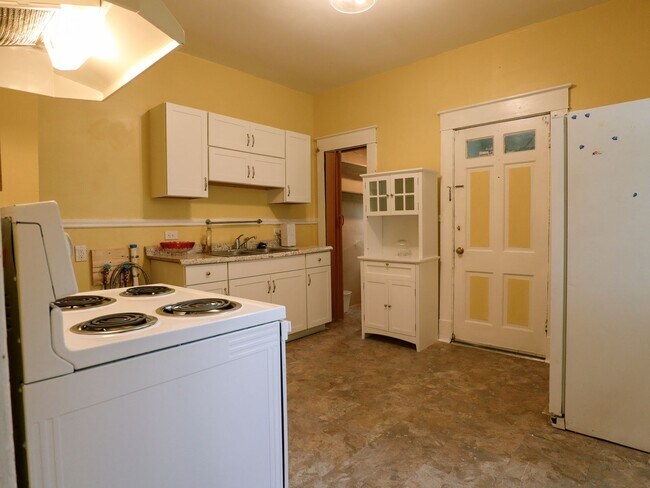 Building Photo - Affordable 2BR Home with Recent Updates – ...