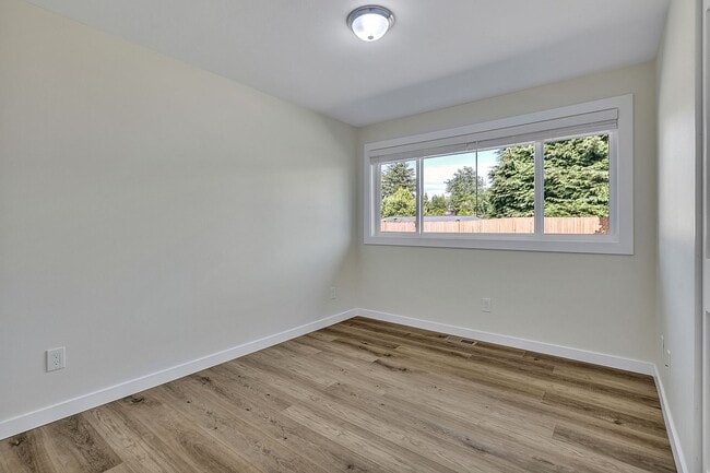 Building Photo - Freshly Remodeled Burien Rambler