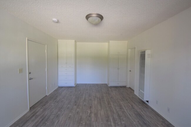 Building Photo - 11204