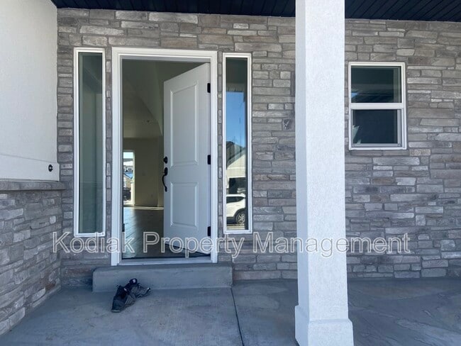 Building Photo - 1439 W Stable St