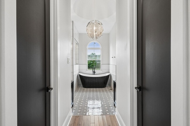 Building Photo - 5280 Warrington Dr