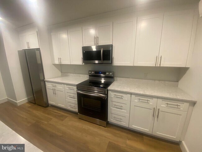 Building Photo - 1087 Mt Tom Rd