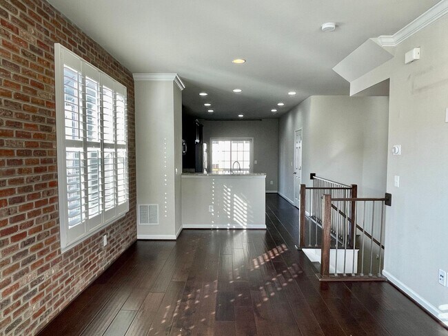 Building Photo - IMPRESSIVE STAFFORD TOWNHOUSE!