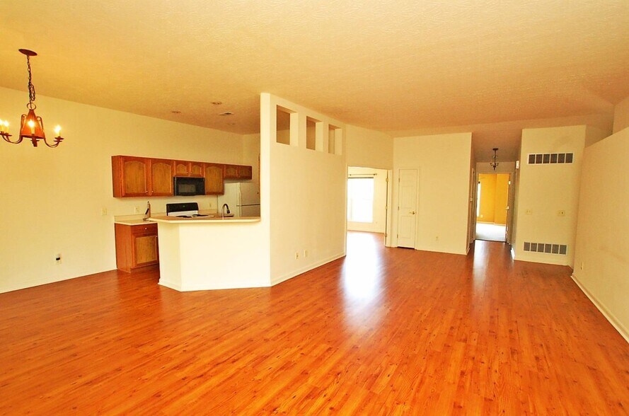 Great room with 12’ ceiling - 4333 Marival Way